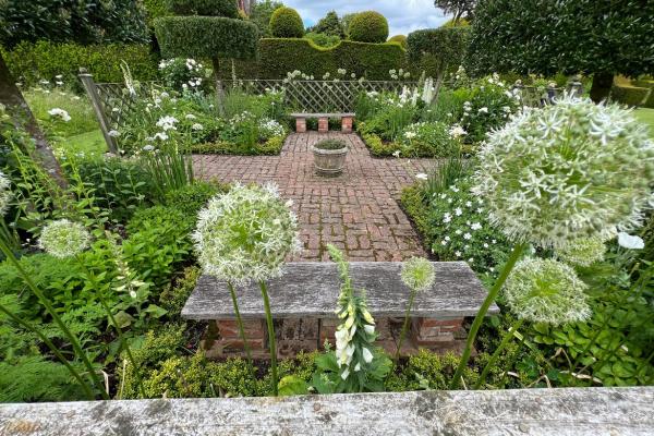The Whjite Garden Felley Priory
